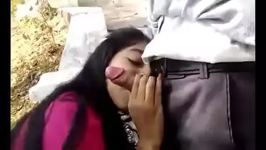 Desi Teen?s Free Blowjob In Open Place