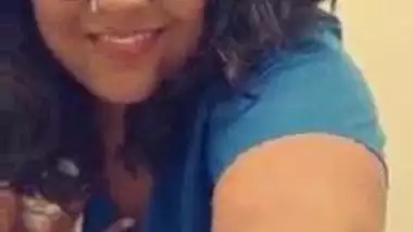 Desi BIG BEAUTIFUL WOMAN boob show MMS episode